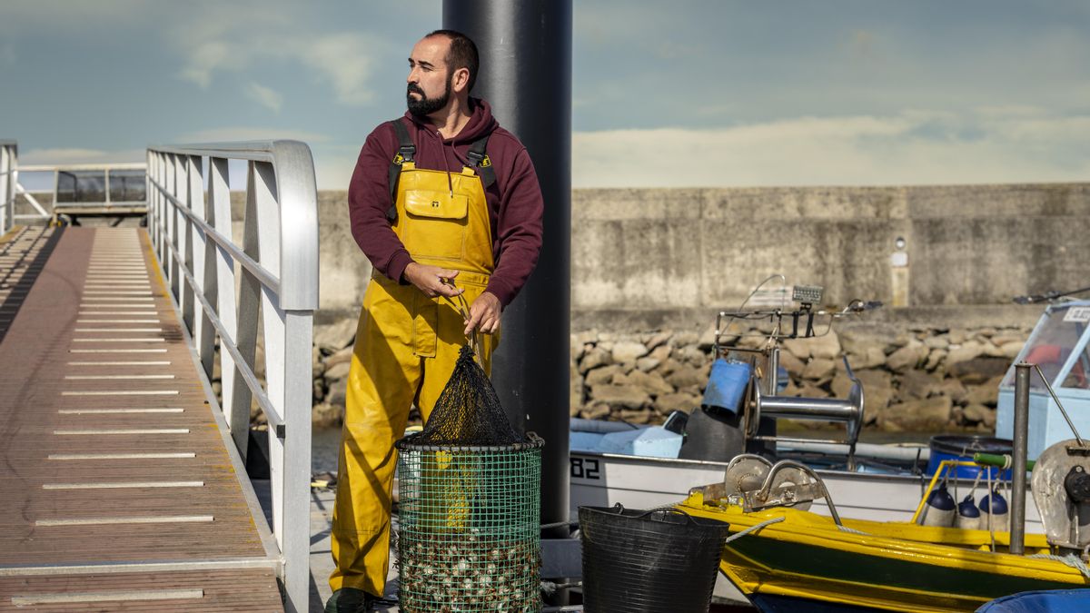 El marinero Rogelio Santos en el puerto de Porto do Son, Galicia.