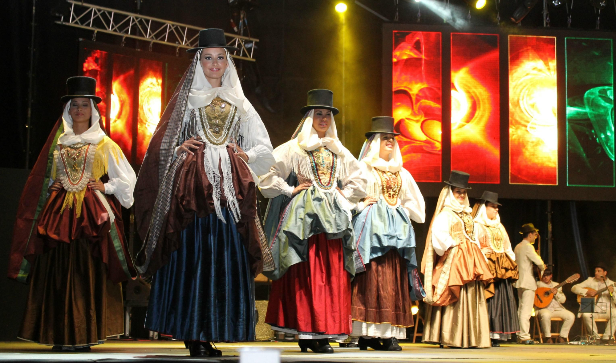 Las candidatas en traje de manto y sayo. Foto: FERNANDO RODRÍGUEZ