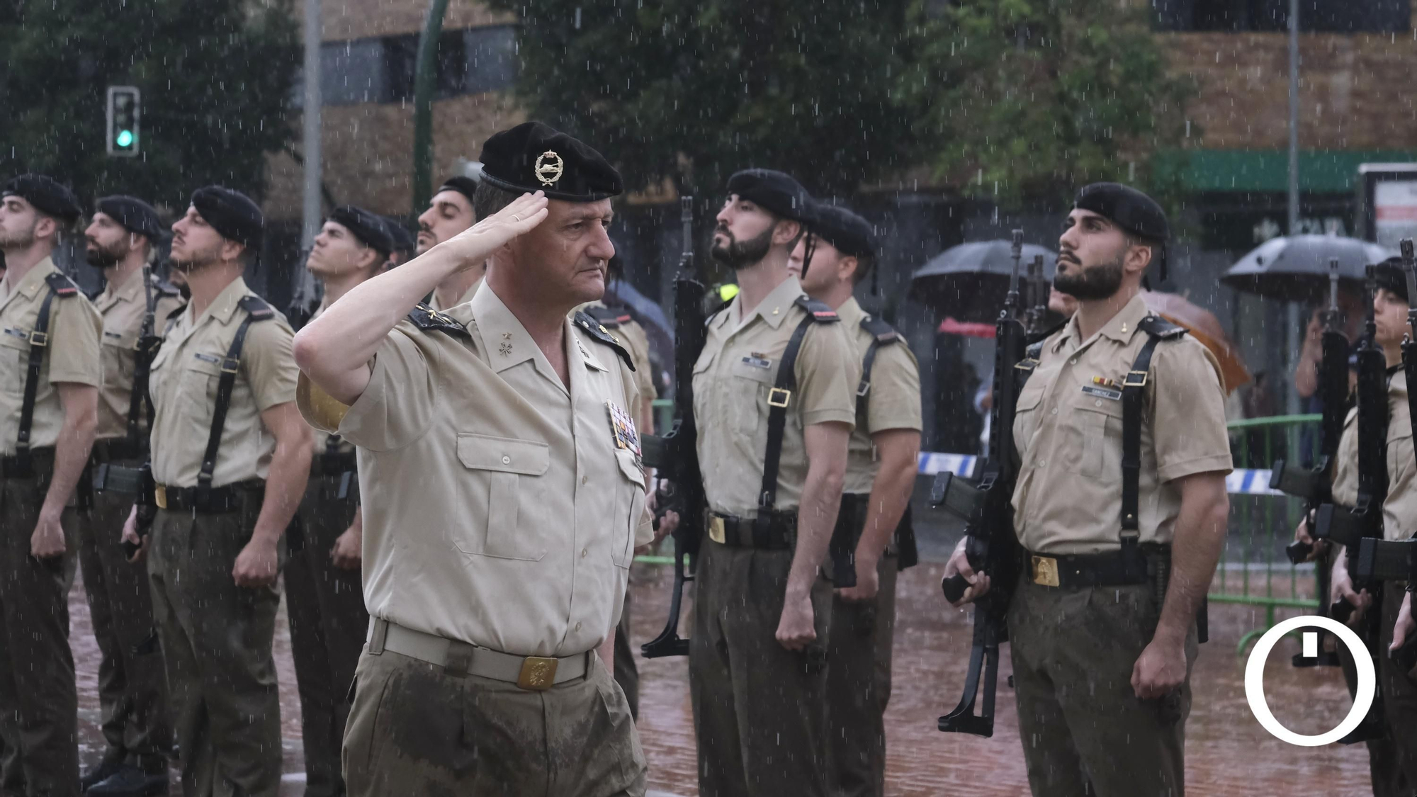 Izado de la bandera de España en la Plaza de España