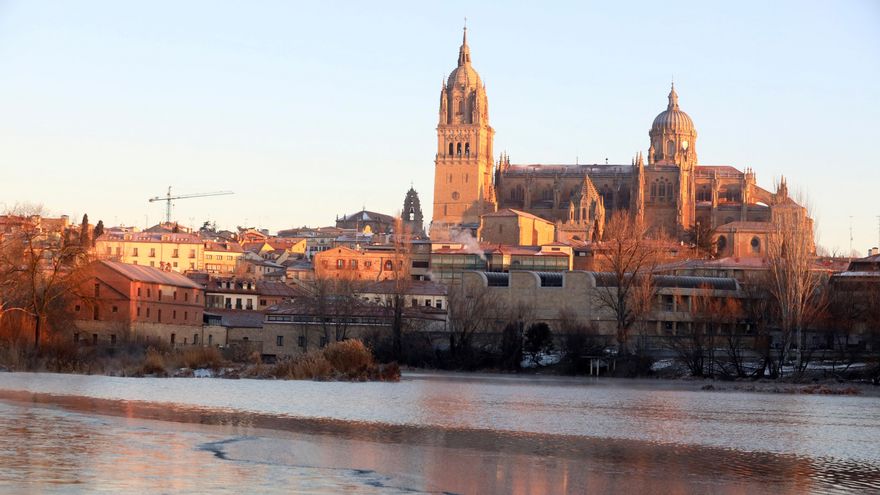 El río Tormes a su paso por Salamanca este martes tras una noche en la que se registraron temperaturas que rondaron los 10 grados bajo cero. EFE/J.M.GARCIA