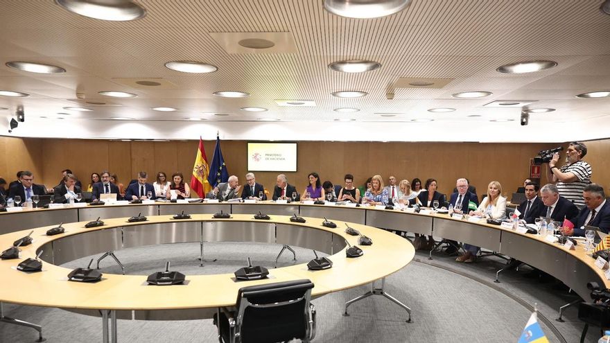 El ministro de Hacienda, Arcadi España (c), preside una reunión del Consejo de Política Fiscal y Financiera (CPFF) en el Ministerio de Hacienda, a 6 de julio de 2026, en Madrid (España).