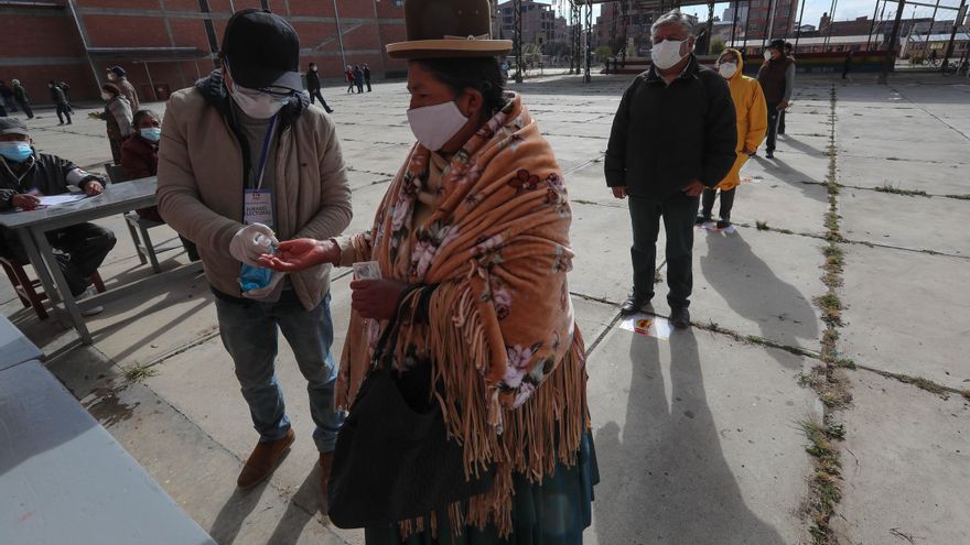 Los casos de covid-19 bajan a niveles de comienzos de mayo en Bolivia