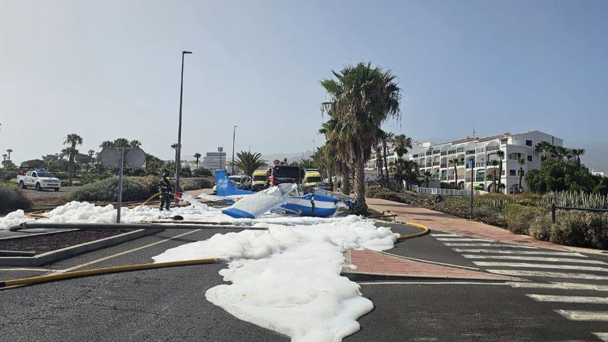 Una avioneta aterriza de emergencia en plena calle en el sur de Tenerife