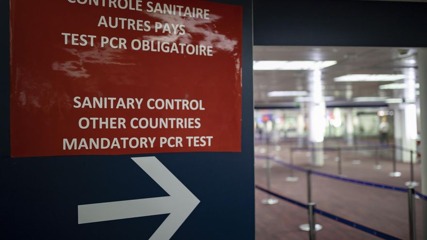 Cartel informativo del control sanitario de pasajeros en el aeropuerto Roissy Charles de Gaulle, en París