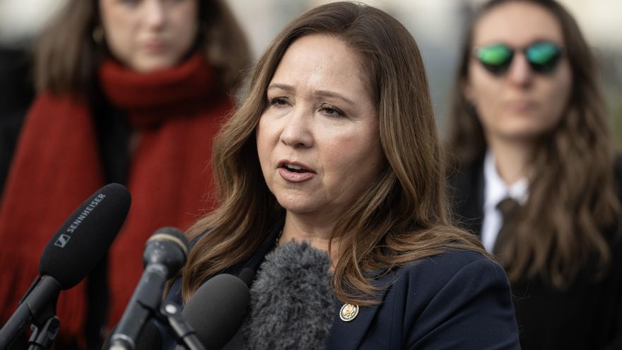 Congresista Adelita Grijalva denuncia que le rociaron gas en operativo del ICE en Arizona