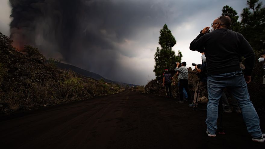 Periodistas junto a la zona de la erupción de La Palma