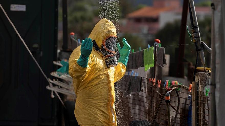 Los bomberos voluntarios de La Laguna (Tenerife) desinfectan vehículos sanitarios
