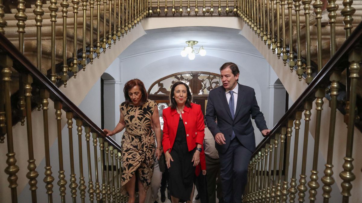 La ministra de Defensa, Margarita Robles (c), y el presidente de la Junta de Castilla y León, Alfonso Fernández Mañueco (d), presentan el Plan Regional de Ámbito Territorial de Monte la Reina.