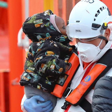 La Guardamar Talía rescataba a cerca de un centenar de inmigrantes, entre ellos varios niños y mujeres, de dos lanchas neumáticas a 154 kilómetros al sureste de Gran Canaria. EFE/ Elvira Urquijo A.