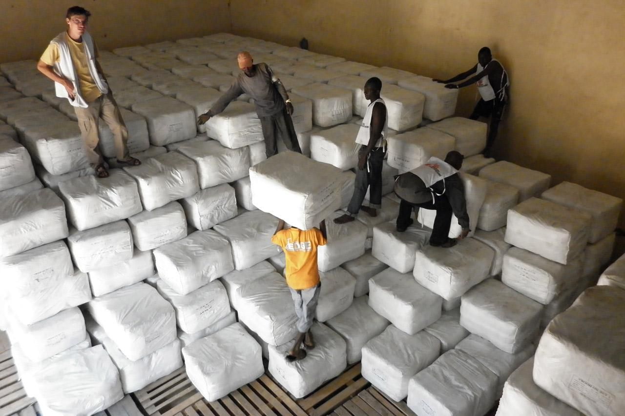 El uso de mosquiteras tratadas con insecticida es una medida de prevención básica para reducir la transmisión del parásito aunque en África subsahariana menos del 50% de las familias que las requieren tiene acceso a ellas. Distribución de mosquiteras en Guinea. Fotografía: Philippe Latour/MSF