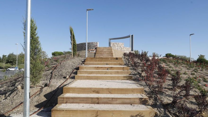 Escalinata que lleva hacia el monumento.