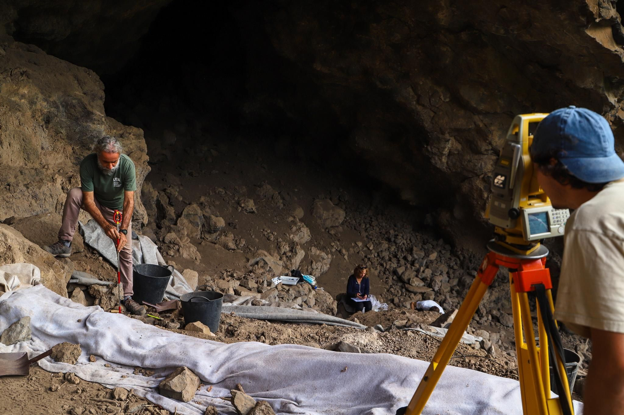 En la imagen, trabajos de investigación de la tercera campaña de excavación en la Cueva del Tendal. EFE / Luis G Morera