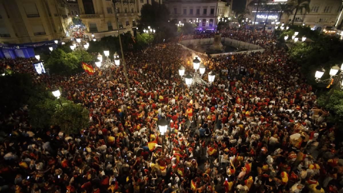 La celebración de los cordobeses en Las Tendillas tras el triunfo de España, en imágenes