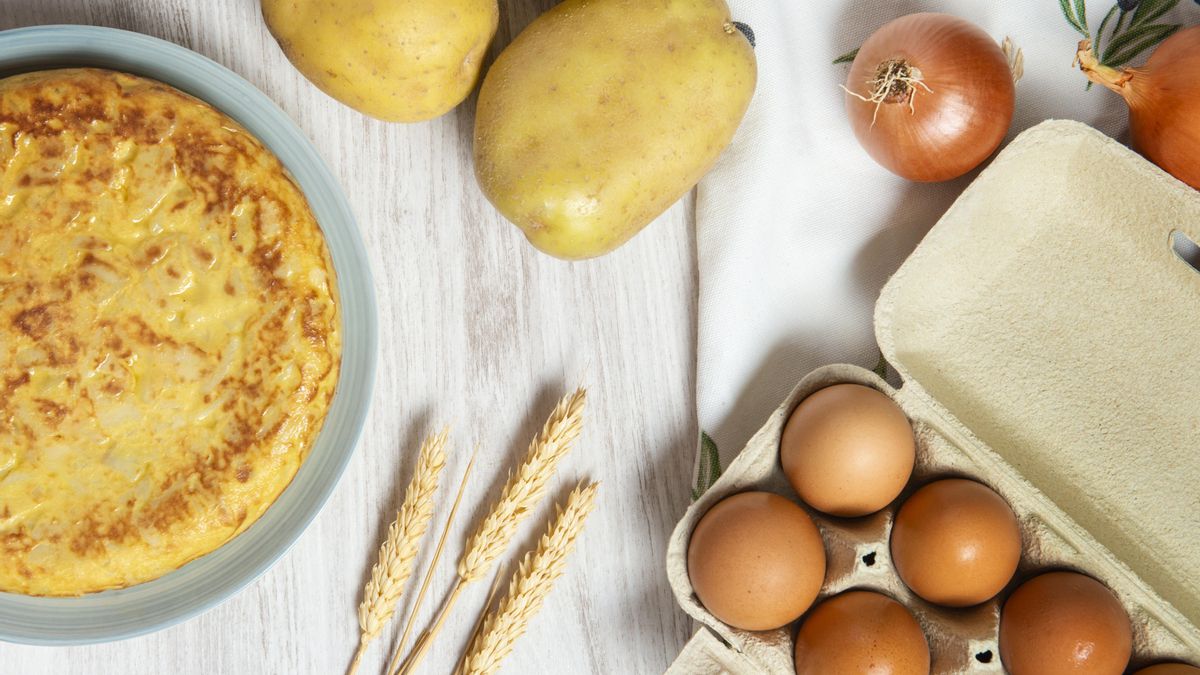 Los ingredientes de la tortilla de patatas son muy básicos: huevos, patatas, cebolla y aceite de oliva