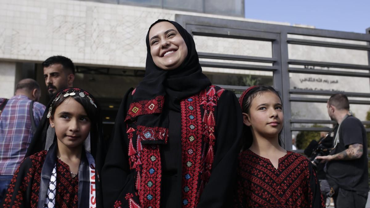 Decenas de familias palestinas aguardan, frente al Palacio de Cultura en Ramala, la liberación de sus seres queridos de cárceles israelíes