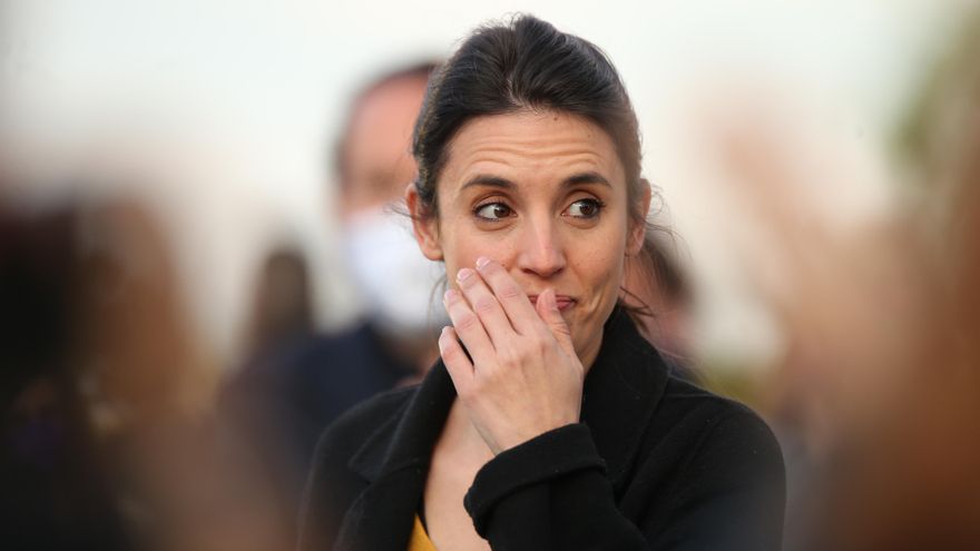 La ministra de Igualdad, Irene Montero durante el acto de cierre de campaña del partido en el anfiteatro Lourdes y Mariano del parque de la Cuña Verde de Vicálvaro, a 2 de mayo de 2021, en Madrid (España). El acto tendrá aforo limitado y respetará todas l