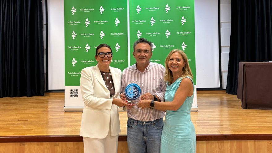 Raquel Rebollo (i), consejera de Turismo del Cabildo de La Palma, y Antonia Varela,  directora gerente de la Fundación Starlight.