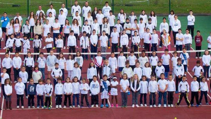 El club de tenis La Laboral recoge firmas para poder entrenar en el instituto