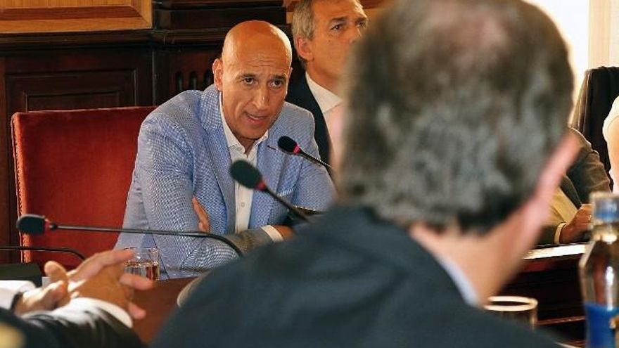 El socialista Diez dirigiéndose en un Pleno de León al alcalde de León, Antonio Silván.