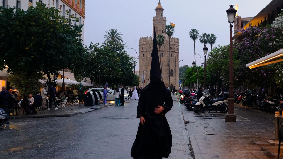 Nazareno de la Hermandad del Amor camina hacia si estación de penitencia