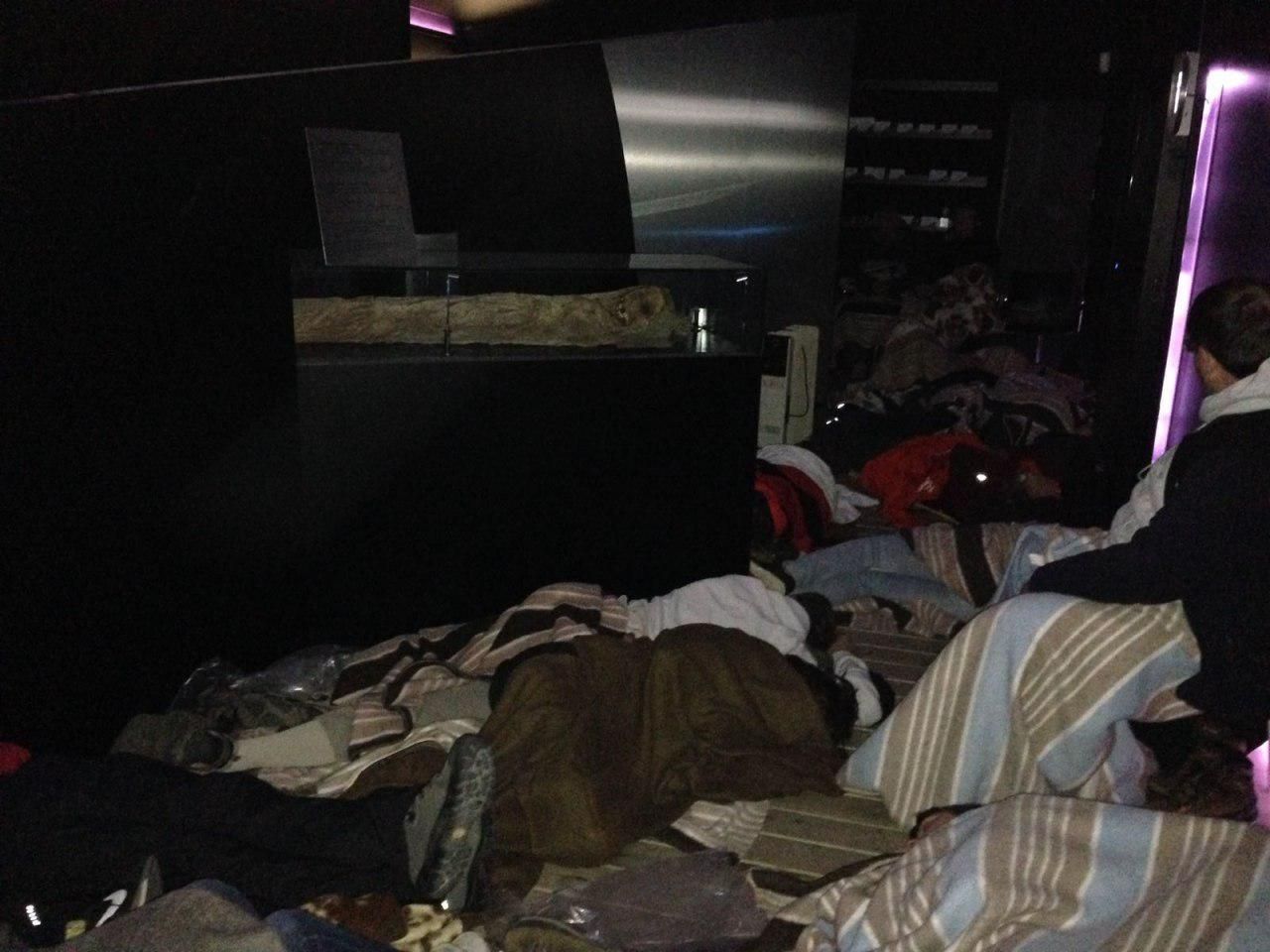 Un grupo de personas pasa la noche en las instalaciones de Teleférico, tras no poder ser evacuadas este miércoles