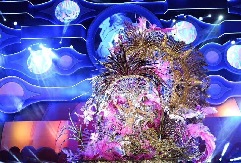 La candidata Ana Laura Armas Santana, con la fantasía 'Quiéreme siempre'