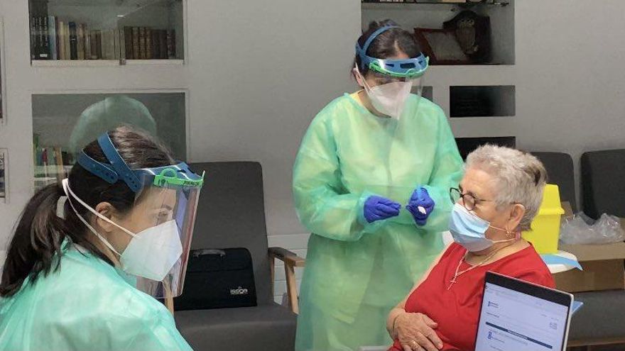 Galicia empieza a administrar la segunda dosis tras gastar el 86% de sus vacunas y presiona al Gobierno para recibir más de las previstas