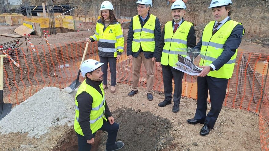 Al acto de primera piedra han asistido el alcalde de la localidad, Francisco Salado; la consejera de Fomento, Articulación del Territorio y Vivienda de la Junta, Rocío Díaz, y el subdelegado del Gobierno de España en Málaga, Javier Salas.