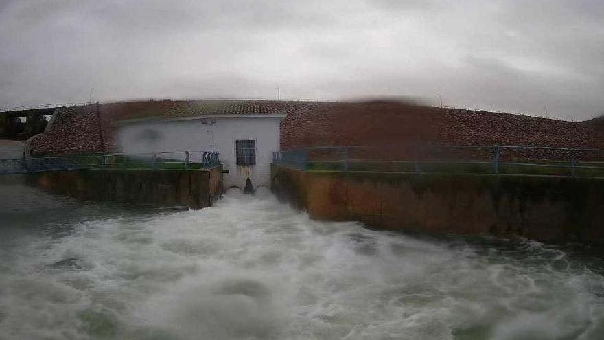 Se abren los dos desagües de fondo de la presa de Puerto de Vallehermoso para aliviar agua en el río Azuer