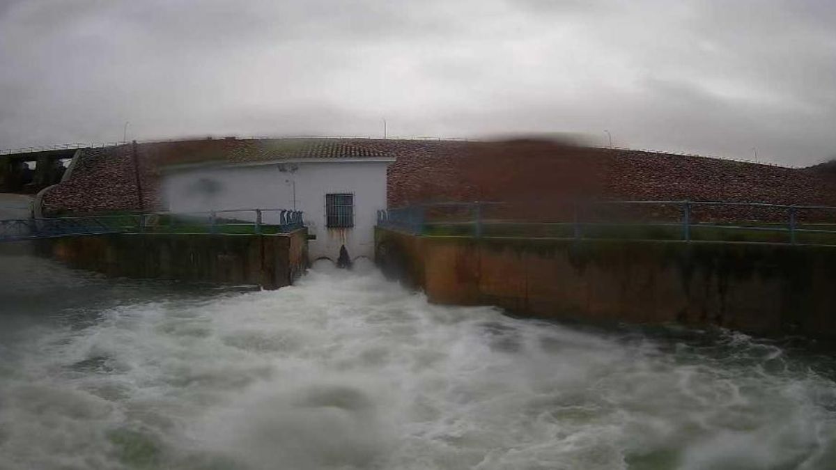 Se abren los dos desagües de fondo de la presa de Puerto de Vallehermoso para aliviar agua en el río Azuer
