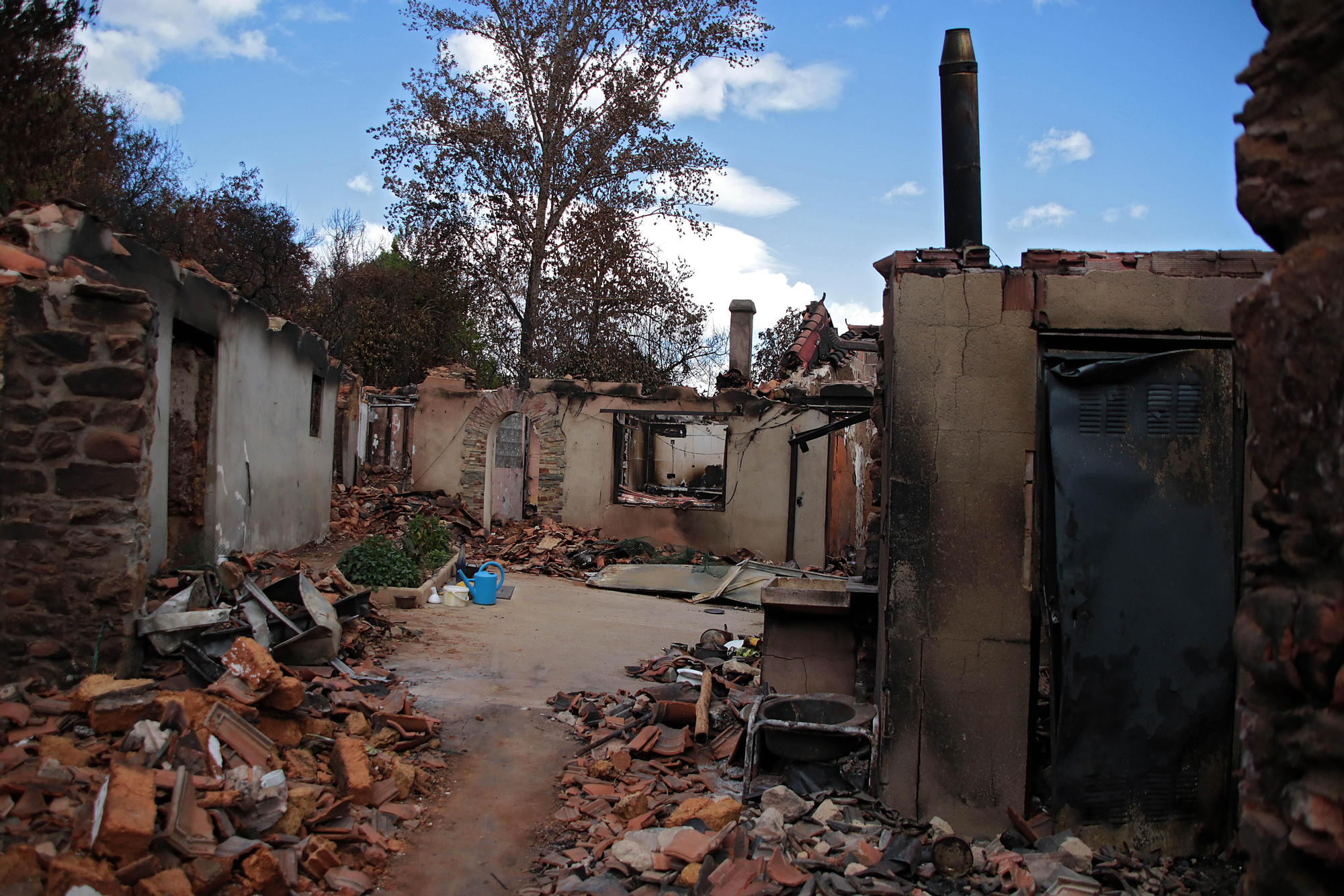 Casas de Castrocalbón arrasadas por los incendios forestales del verano de 2025.
