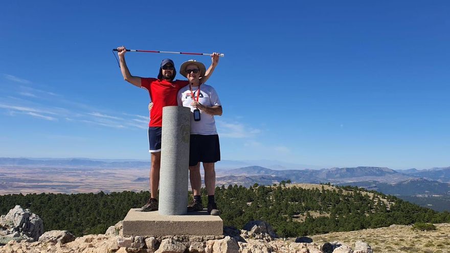 Un joven sordociego escala el pico más alto de la Región de Murcia