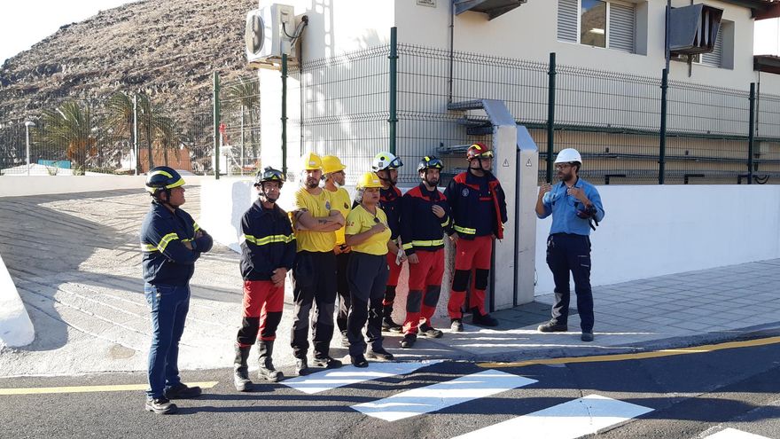 Un momento de la intervención de los bomberos y el personal de Endesa durante el curso.