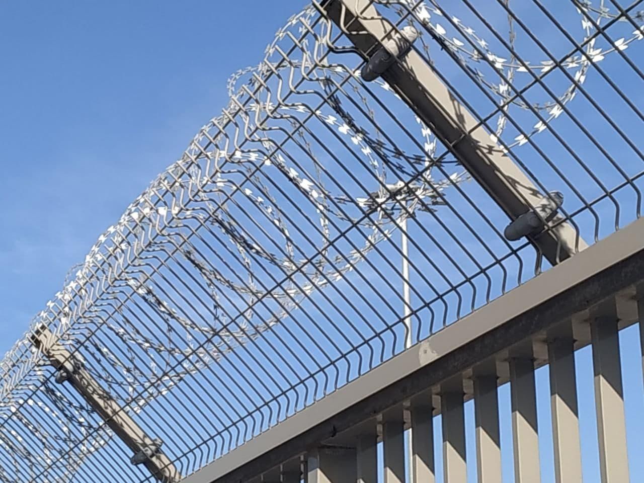 Detalle de concertina instalada en el acceso al Puerto junto a la terminal de carbón.