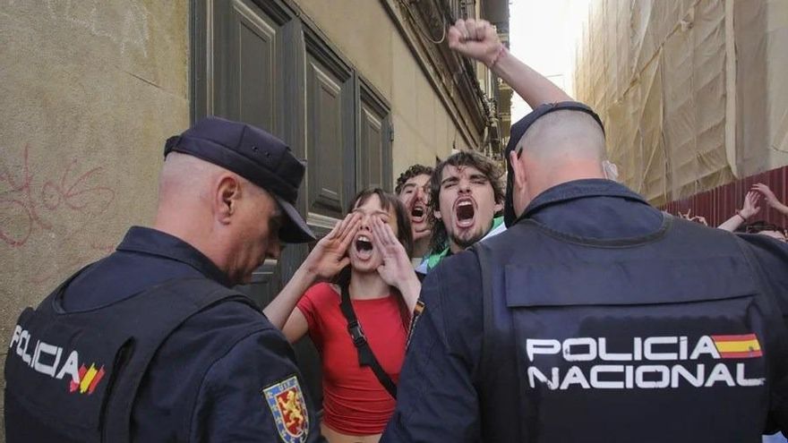 "Nos persiguen por manifestarnos contra el fascismo": investigados cinco activistas por protestar contra Vox en Granada