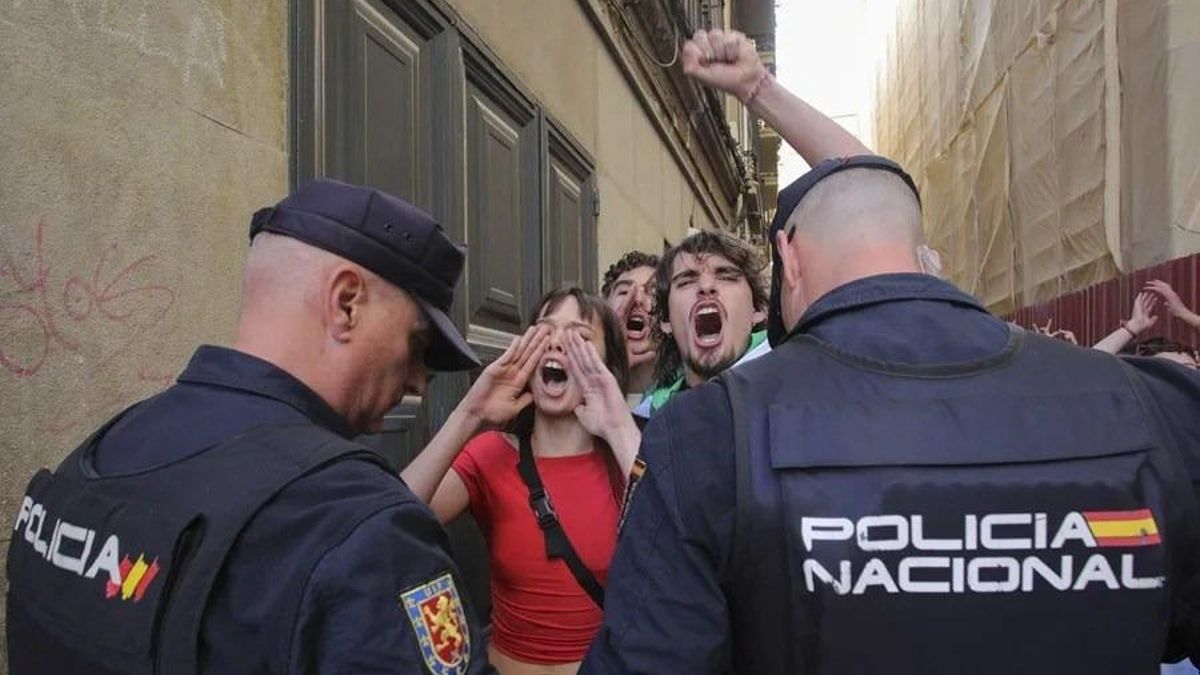 "Nos persiguen por manifestarnos contra el fascismo": investigados cinco activistas por protestar contra Vox en Granada
