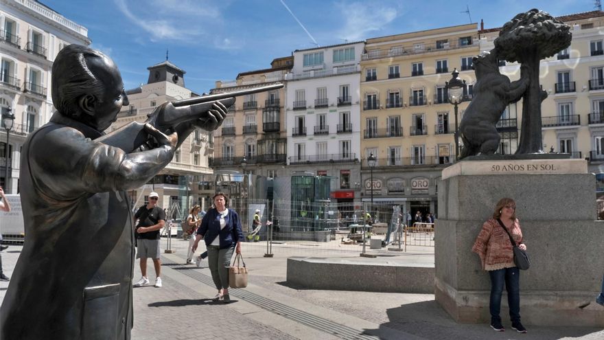 Una estatua del rey emérito apunta al Oso y el Madroño en la Puerta del Sol