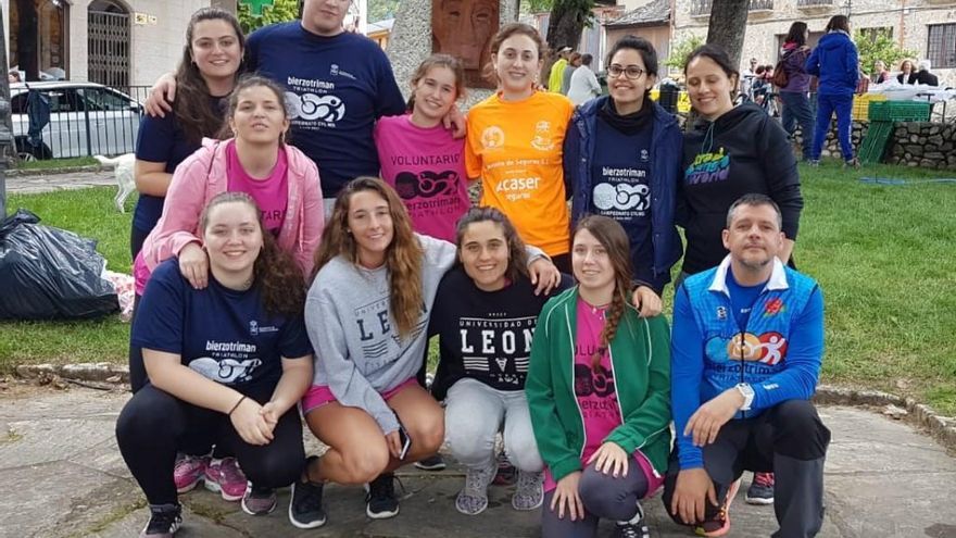 Alumnos de Fisioterapia que colaboraron con el Bierzotriman 2018.