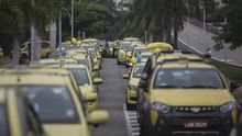 Una protesta de taxistas contra Uber colapsa Río de Janeiro