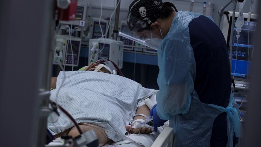 Un sanitario revisa el estado de un paciente afectado por la covid-19 en un hospital en Santiago (Chile). EFE/Alberto Valdés/Archivo