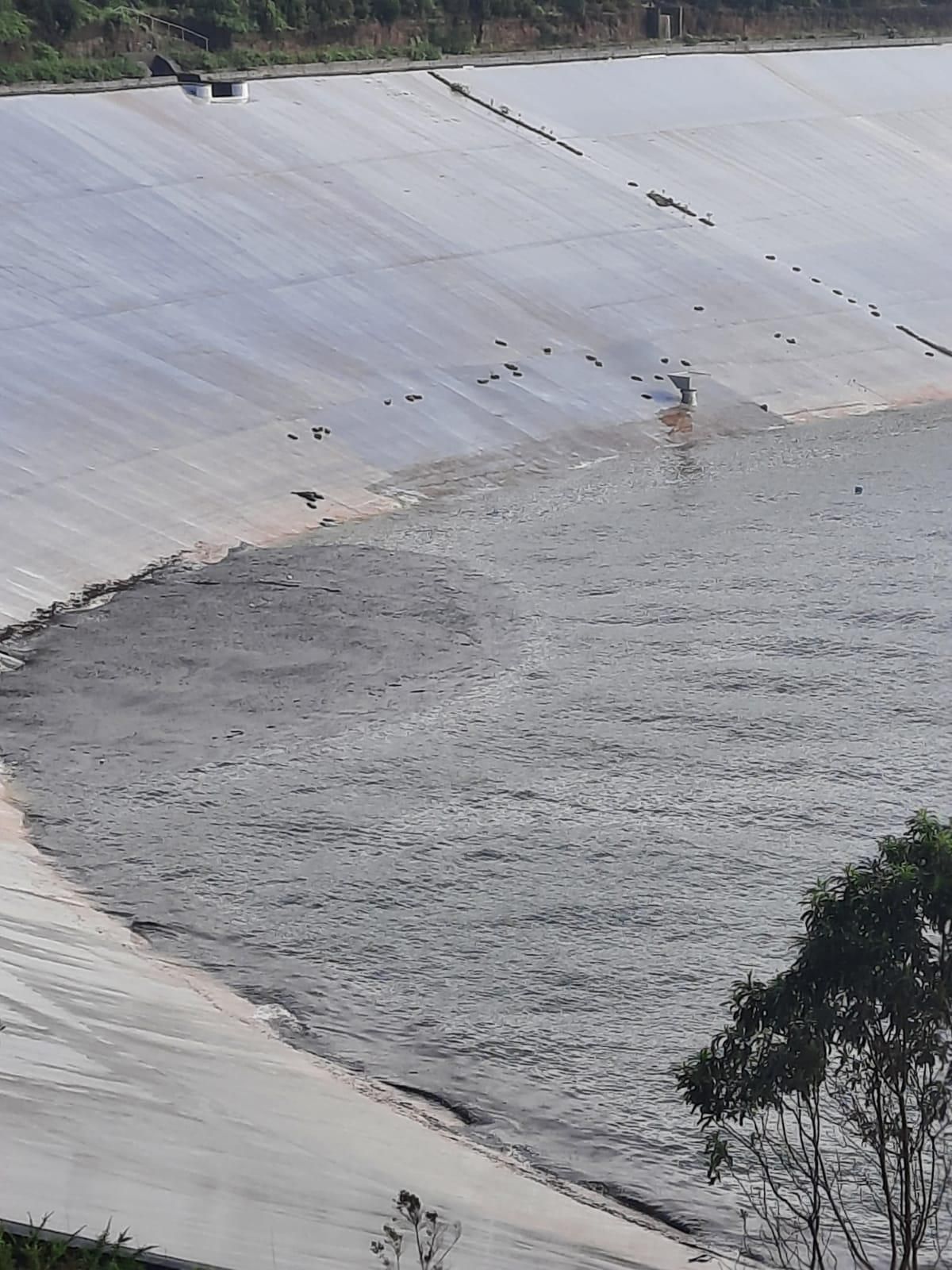 La Laguna de Barlovento, este jueves, recibiendo agua de lluvia a borbotones por uno de los tomaderos.