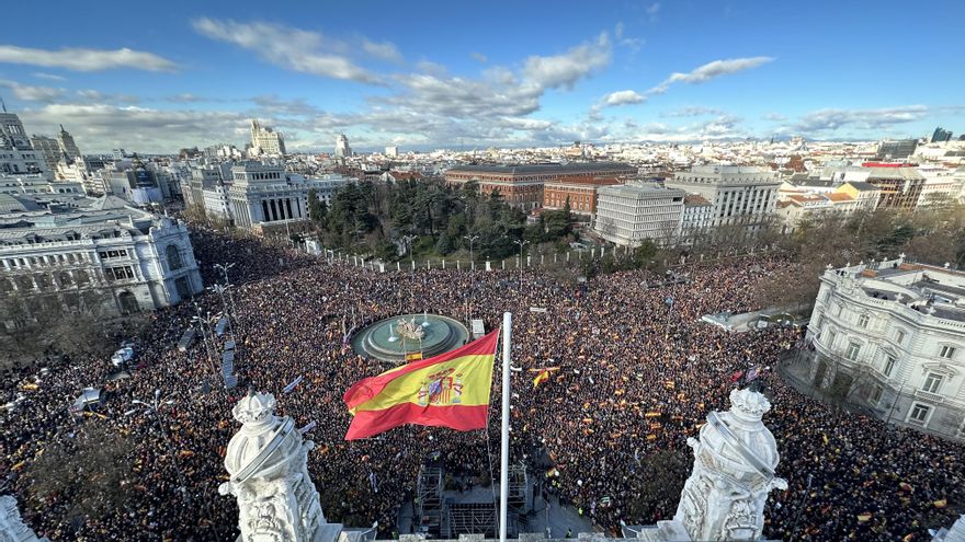 Decenas de miles de personas protestan en Madrid contra el “plan oculto” de Sánchez para la “mutación  constitucional”