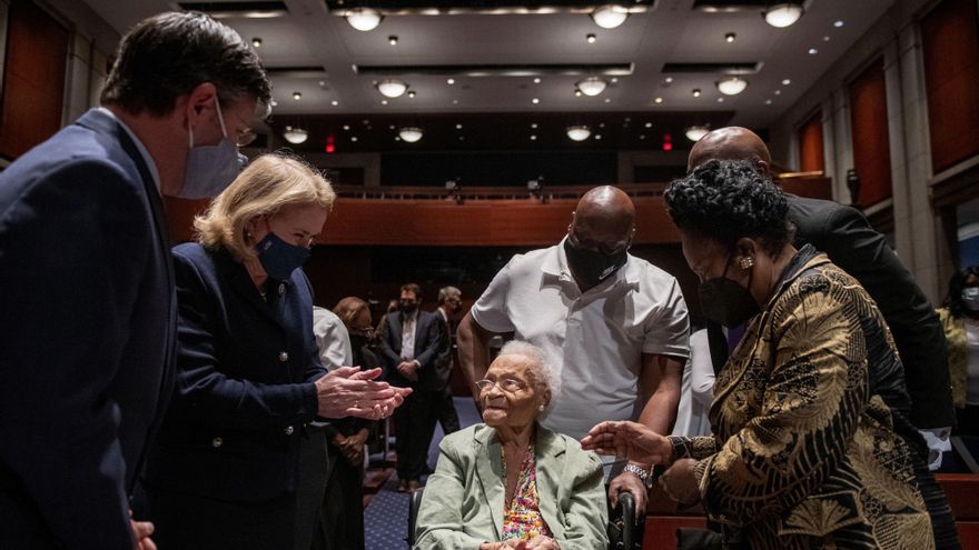 Viola Fletcher, una de las últimas supervivientes de la masacre de Tulsa de 1921. Foto: ROD LAMKEY - CNP / ZUMA PRESS