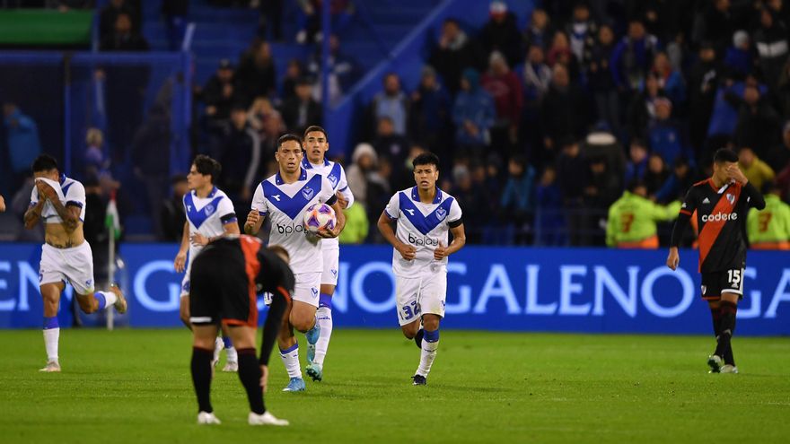 River empató ante Vélez en un partido intenso, pero se mantiene como único líder