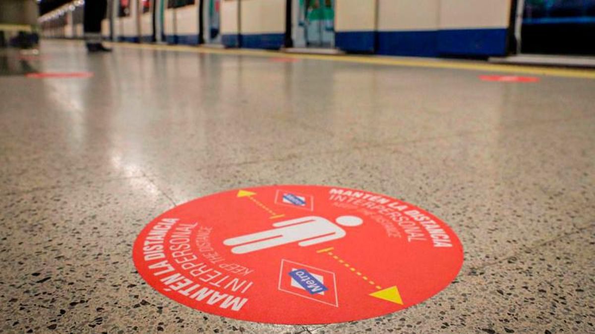 Señales en el suelo del Metro de Madrid para marcar la distancia de seguridad durante la pandemia