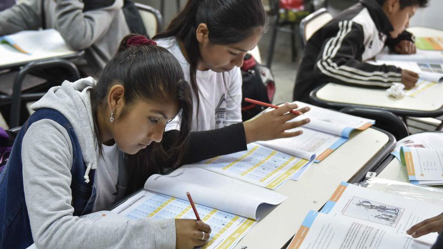 Cercanía del hogar y reputación académica, la diferencia a la hora de elegir entre escuela pública y privada