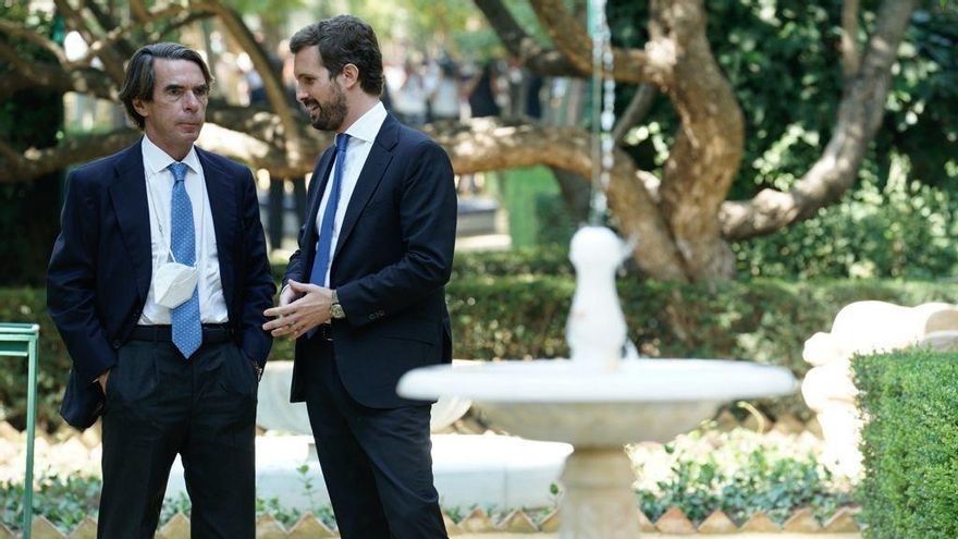 El expresidente del Gobierno José María Aznar junto al presidente del PP, Pablo Casado.