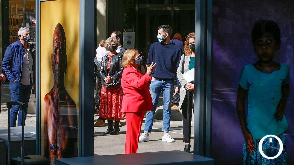 Cristina García Rodero explicando su exposición el Bulevar Gran Capitán