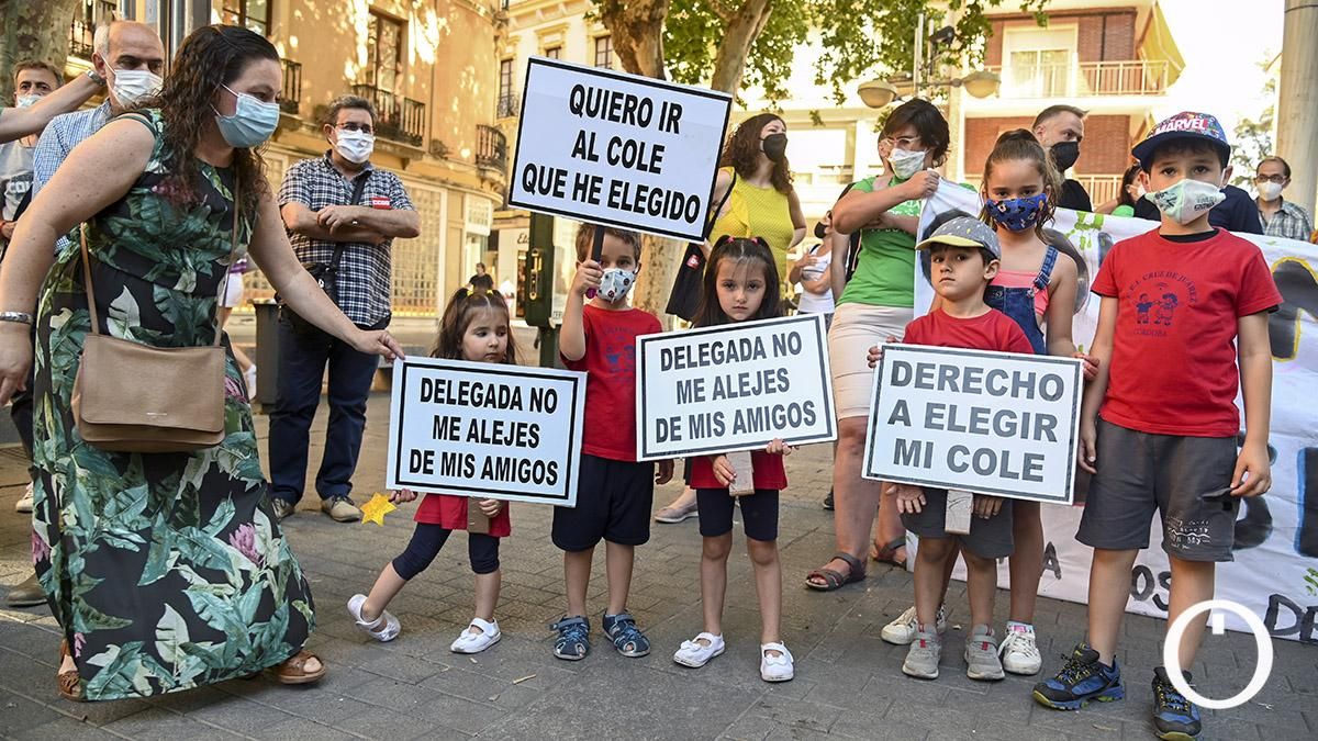 Concentración de la Marea Verde contra el cierre de aulas en la educación pública