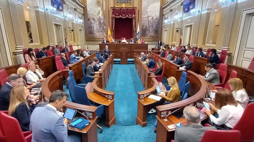 El Parlamento canario, salvo Vox, apoya reformar la ley de extranjería para repartir a los menores migrantes entre las comunidades